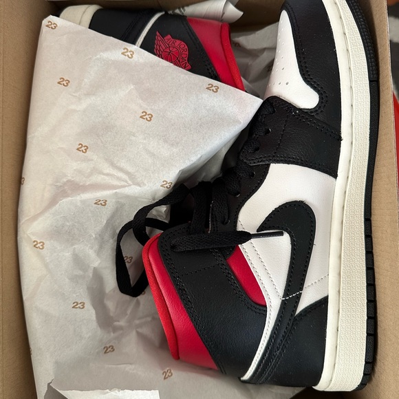 ACTIVEWEAR ▪️Air Jordan 1 Mid ( NWT) size 9 - Picture 3 of 13